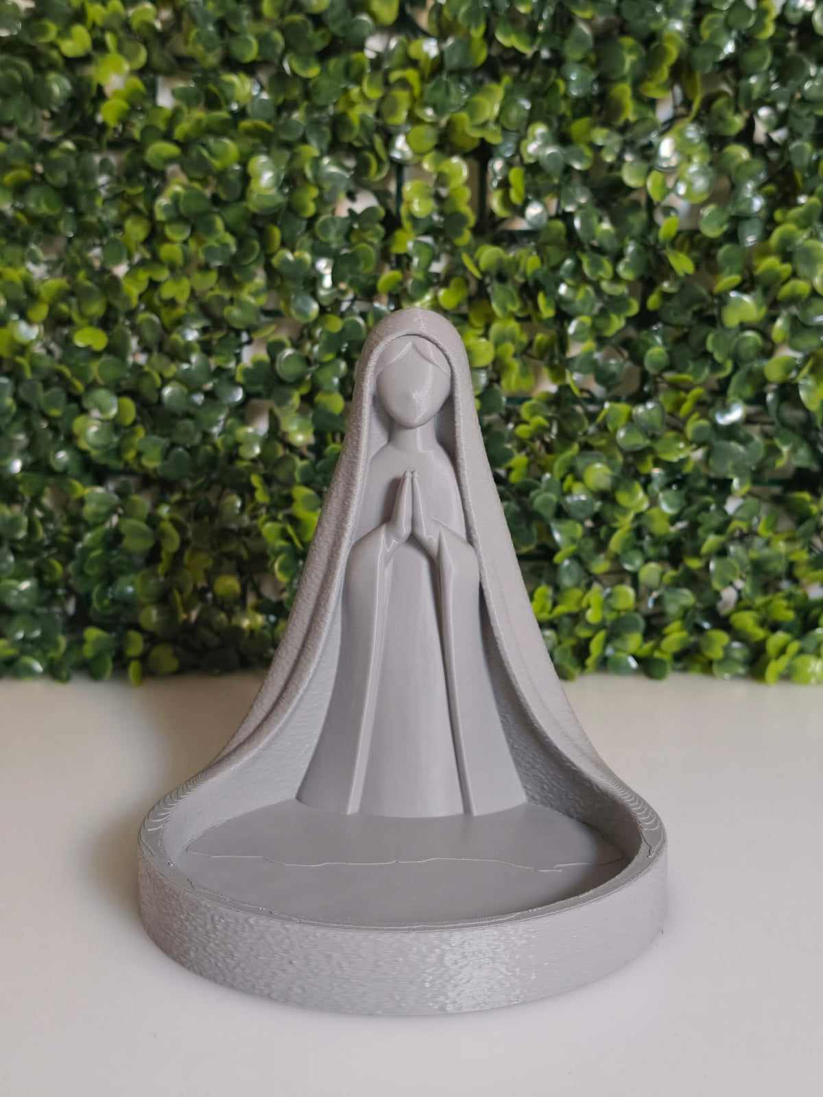 Porta-terços Nossa Senhora em cinzento, com figura em oração e base arredondada